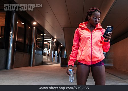 
                Unterwegs, Urban, Sportlich, Online, Person Of Color                   