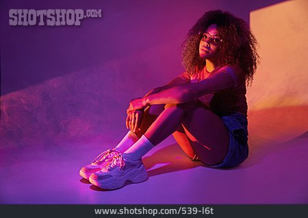 
                Neonlicht, Outfit, Person Of Color, Poppig                   