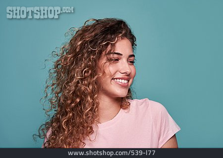 
                Junge Frau, Lächeln, Porträt, Lockige Haare                   