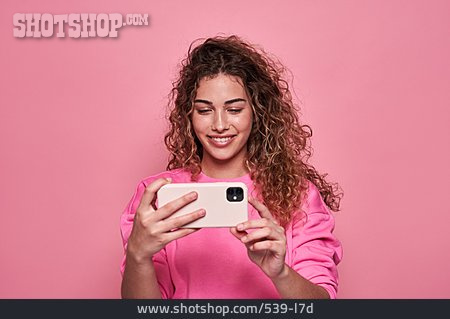 
                Junge Frau, Fotografieren, Selfie, Streamen                   