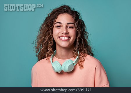 
                Junge Frau, Lächeln, Kopfhörer                   