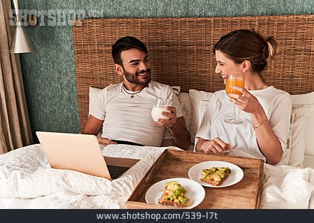 
                Paar, Glücklich, Frühstück, Romantisch, Schlafzimmer                   