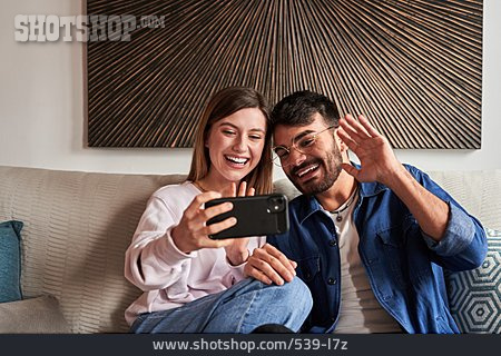 
                Paar, Lachen, Online, Smartphone, Videocall                   