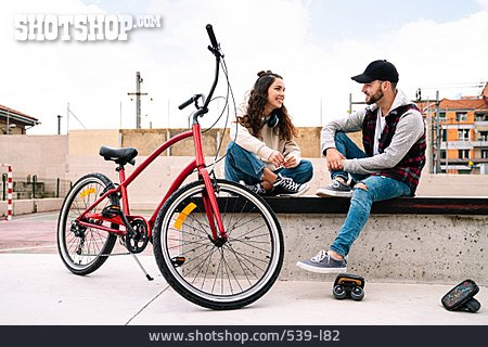
                Paar, Freizeit, Fahrrad, Freeline-skate                   