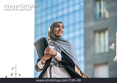 
                Geschäftsfrau, Kopftuch, Muslimin, Unternehmerin                   