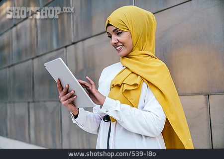 
                Online, Muslimin, Hidschab, Tablet-pc                   