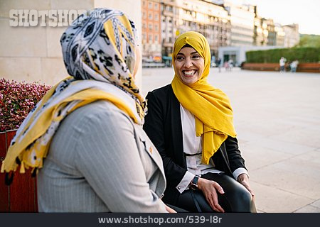 
                Lächeln, Städtisches Leben, Freundinnen, Hidschab                   