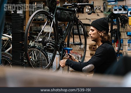 
                Reparatur, Wartung, Fahrradwerkstatt, Fahrradmechaniker                   