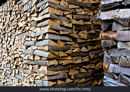
                Holzstapel, Brennholz, Feuerholz                   