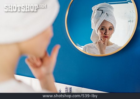 
                Junge Frau, Spiegelbild, Eincremen                   