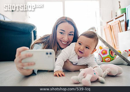 
                Säugling, Mutter, Lächeln, Erinnerungsfoto, Selfie                   
