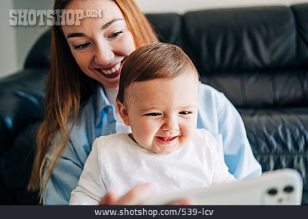 
                Säugling, Mutter, Lächeln, Smartphone                   