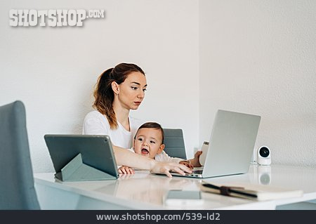 
                Mutter, Konzentriert, Multitasking, Homeoffice                   