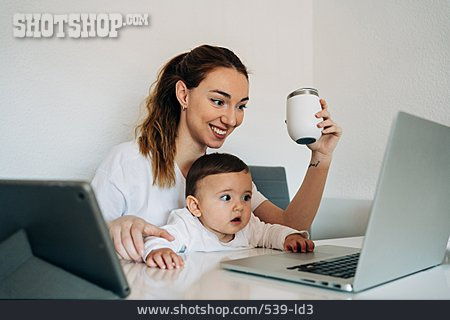 
                Säugling, Mutter, Lächeln, Homeoffice                   