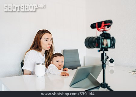 
                Säugling, Mutter, Videokamera, Aufnehmen, Vlog, Influencerin                   