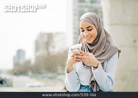 
                Lächeln, Schreiben, Smartphone, Muslimin                   