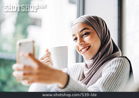 
                Lächeln, Muslimin, Hidschab, Selfie                   