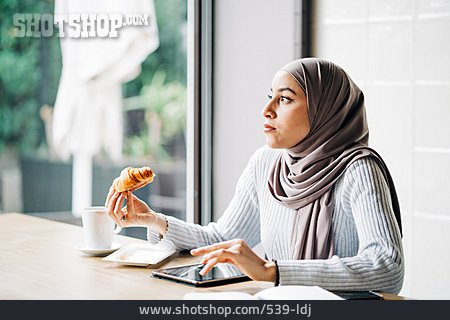 
                Nachdenklich, Café, Muslimin, Hidschab                   
