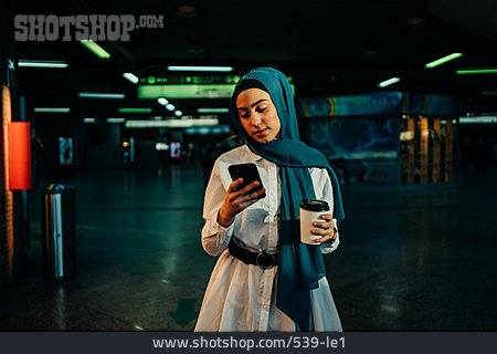 
                Nacht, Unterwegs, Urban, Sms, Muslimin                   