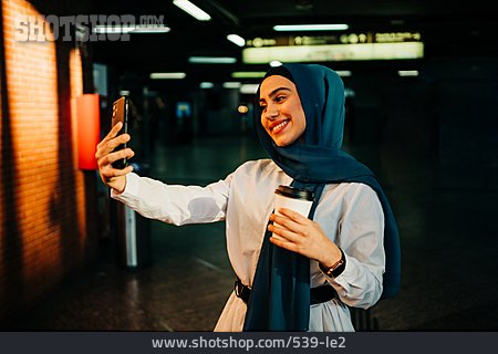 
                Bahnhof, Urban, Muslimin, Selfie                   