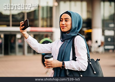
                Unterwegs, Urban, Muslimin, Selfie                   