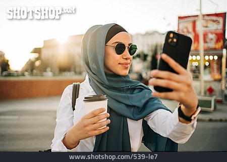 
                Urban, Kopftuch, Muslimin, Hidschab, Selfie                   