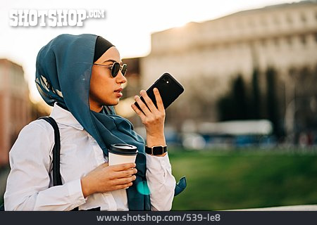 
                Sommer, Unterwegs, Audio, Sonnenbrille, Smartphone, Muslimin                   