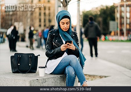 
                Unterwegs, Sitzen, Urban, Smartphone, Muslimin                   