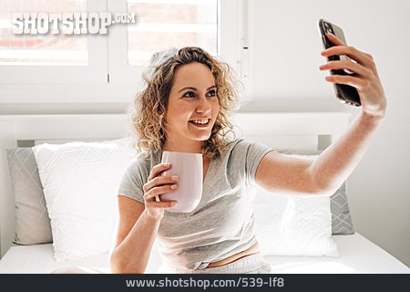 
                Junge Frau, Lächeln, Zuhause, Kaffee, Selfie                   