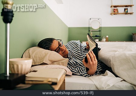 
                Bett, Lesen, Entspannt                   