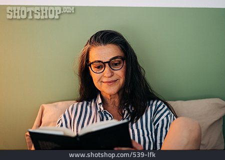 
                Frau, Buch, Lesen, Abends                   