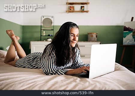 
                Frau, Liegen, Bett, Online                   