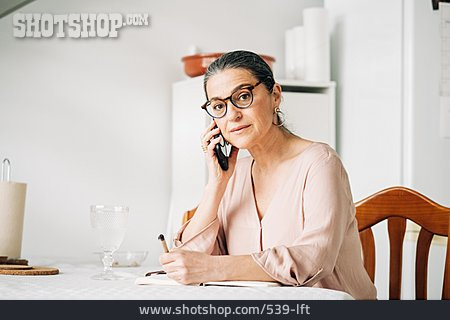 
                Frau, Küche, Telefonieren, Notizblock                   