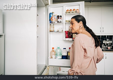 
                Frau, öffnen, Kühlschrank                   