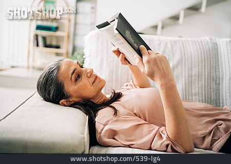 
                Frau, Lesen, Entspannt                   