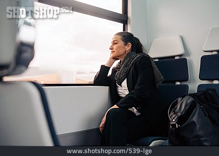 
                Frau, Unterwegs, Zugreise                   