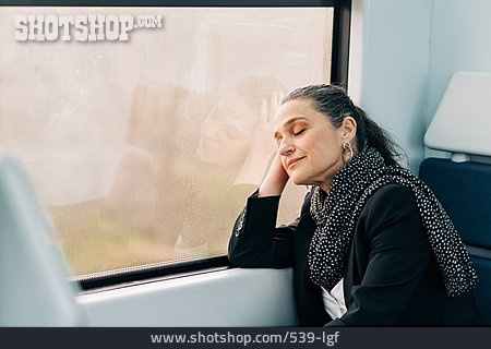 
                Frau, Fenster, Dösen, Sitzplatz, Zugreise                   