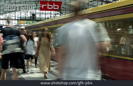 
                Bewegungsunschärfe, Bahnsteig, Mobilität, öffentlicher Verkehr                   