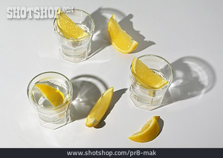 
                Wasserglas, Zitronenspalte                   