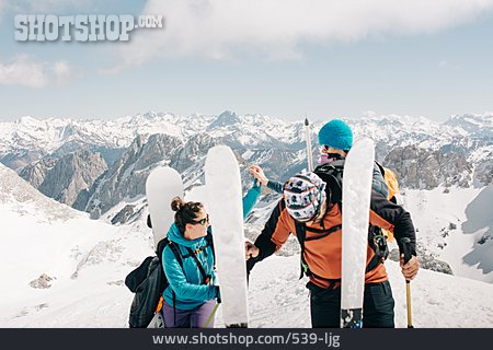
                Extremsport, Skifahrer, Abklatschen, Freeskiing                   