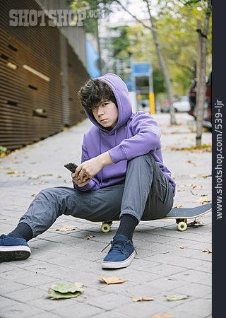 
                Teenager, Sitzen, Smartphone, Skateboarder                   