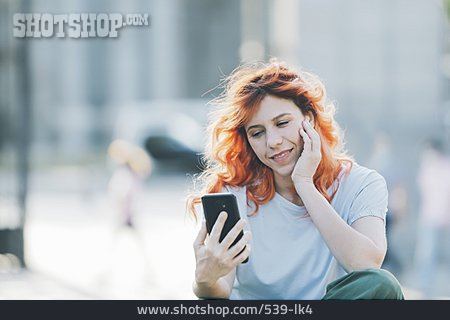 
                Junge Frau, Sommer, Rote Haare, Urban, Online, Smartphone                   