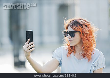 
                Junge Frau, Sonnenbrille, Rote Haare, Urban, Selfie                   