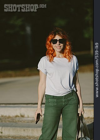 
                Junge Frau, Sonnenbrille, Rote Haare, Urban                   