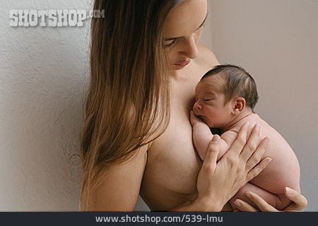 
                Säugling, Mutter, Nackt, Geborgenheit, Körperkontakt                   