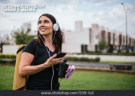 
                Unterwegs, Kopfhörer, Outdoor, Sportlerin, Musik Hören                   
