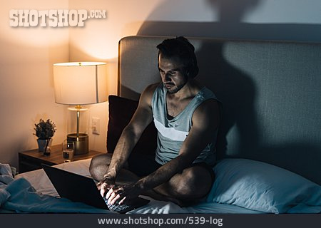 
                Mann, Bett, Online, Bildschirmlicht                   