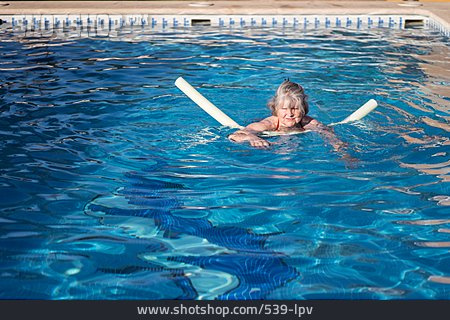 
                Seniorin, Pool, Schwimmnudel                   