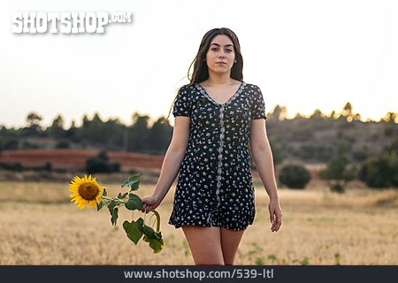 
                Junge Frau, Sommer, Sonnenblume, Kleid                   