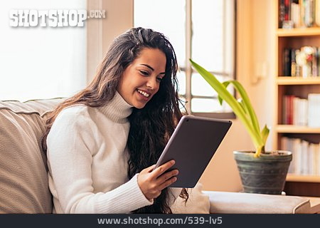 
                Junge Frau, Lächeln, Zuhause, Online, Tablet-pc                   